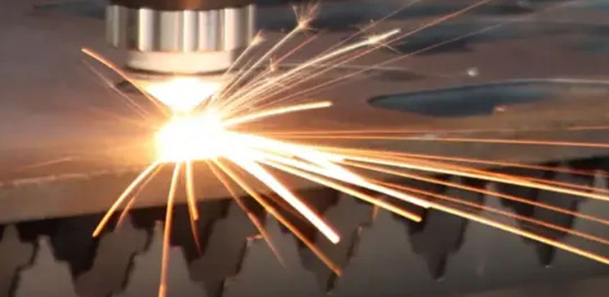 像用“光笔”画画一样切割金属?激光切割机让复杂零件加工变简单